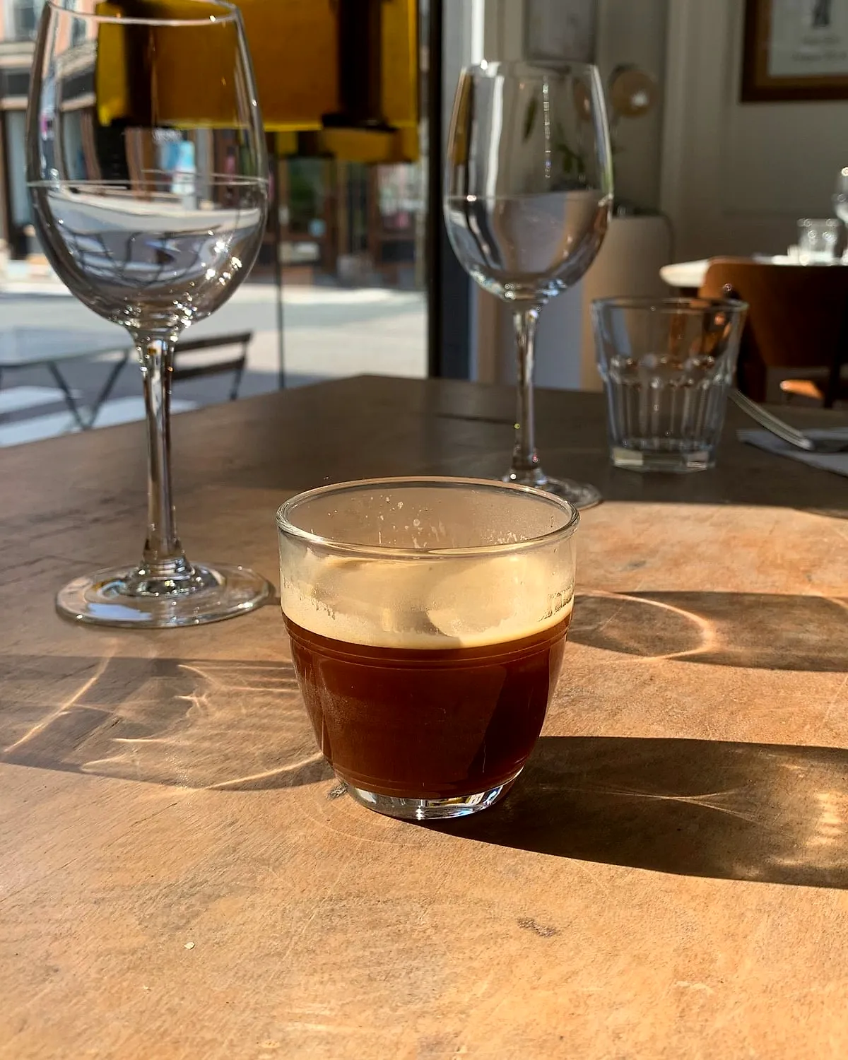 Un café servi sur une table en bois du Café Perdu