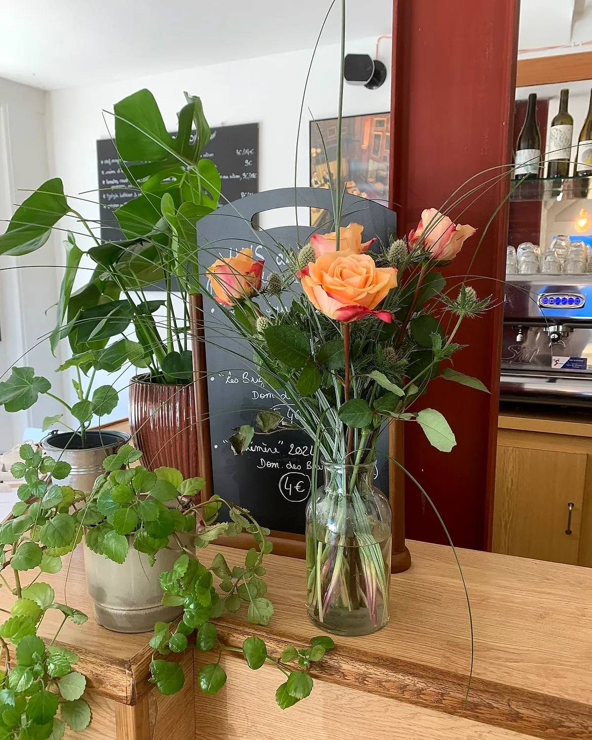 Bouquet de roses sur le comptoir