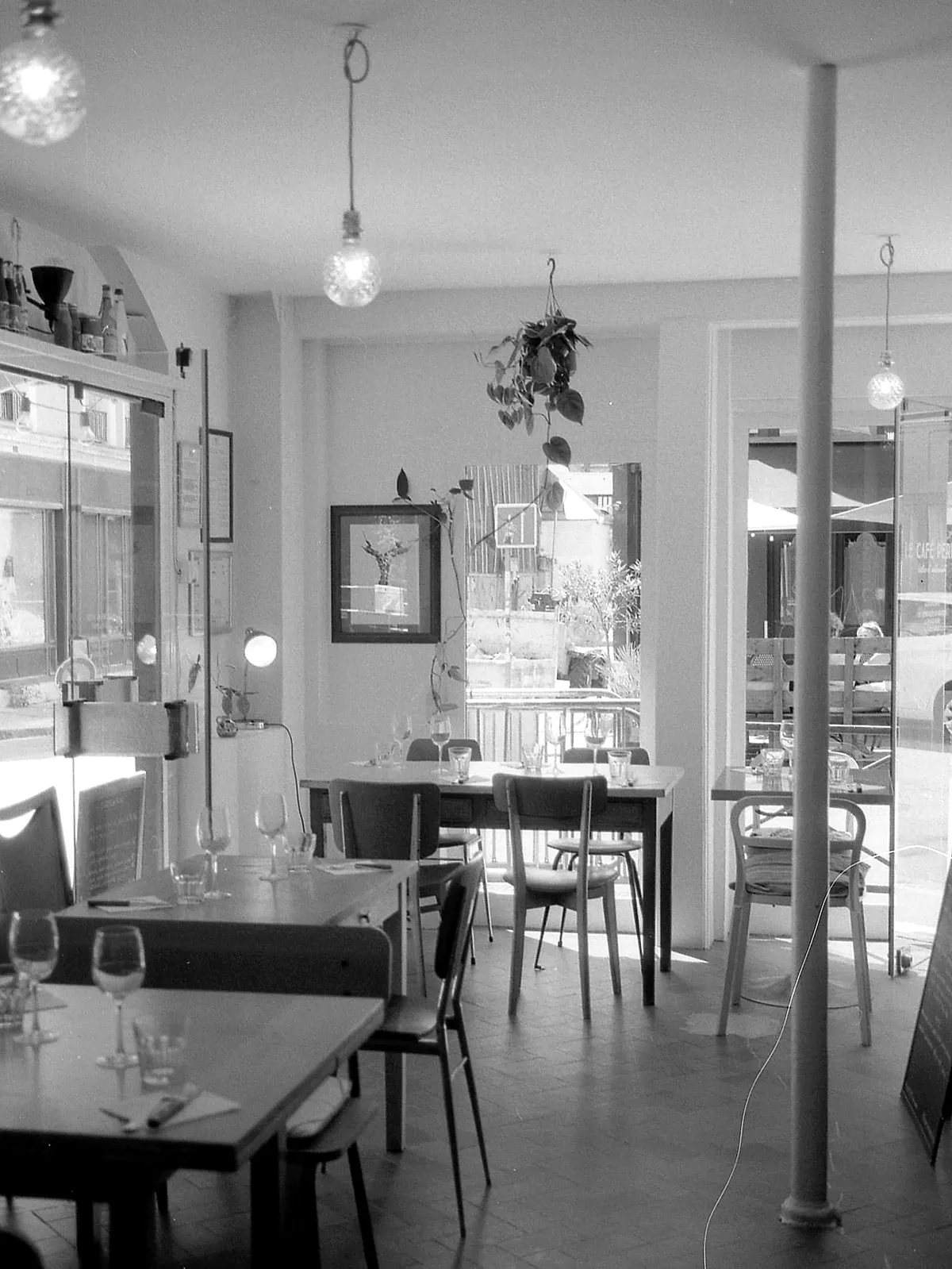 La salle du Café Perdu le matin, avant le service