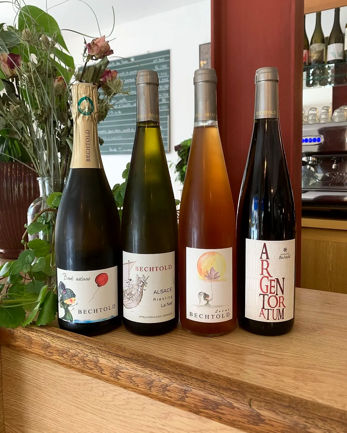 Quatre bouteilles de vin nature sur le comptoir du Café Perdu